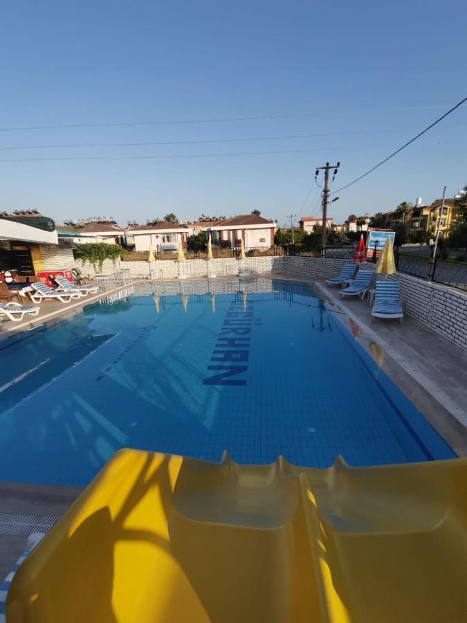 Oezguerhan Side